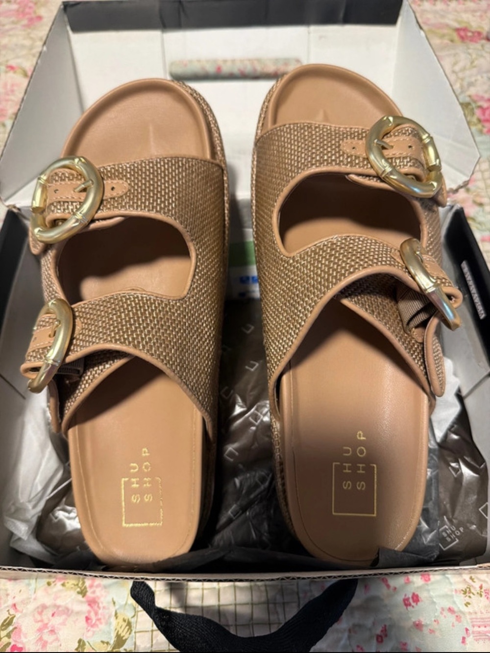 SHUSHOP SANDLES NEVER WORN
